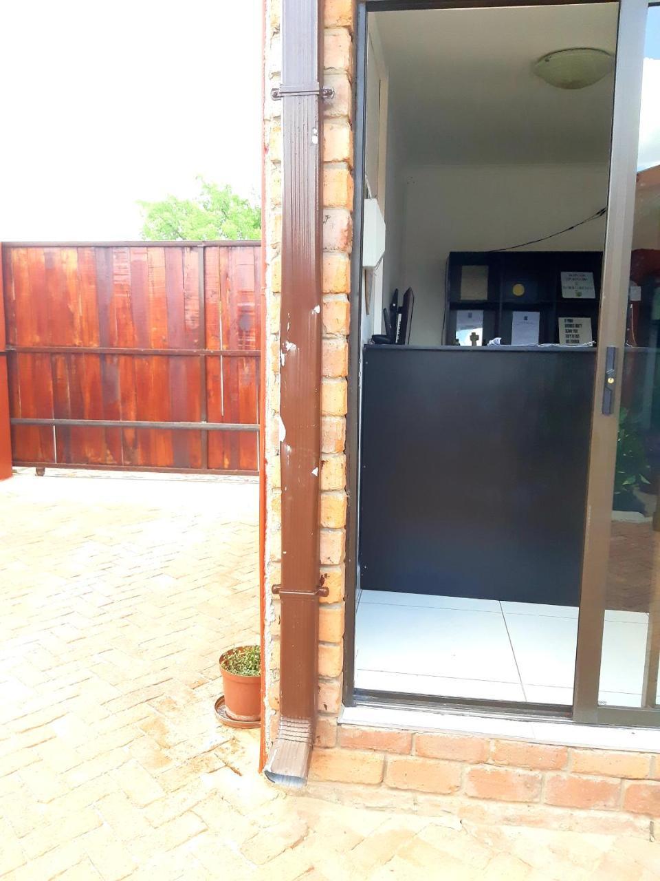 Niilo'S Guesthouse Rundu Exterior photo