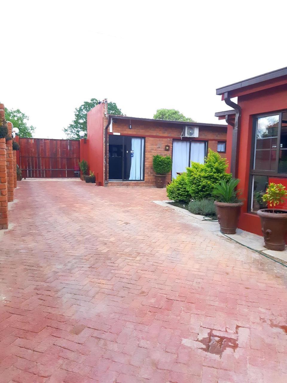 Niilo'S Guesthouse Rundu Exterior photo