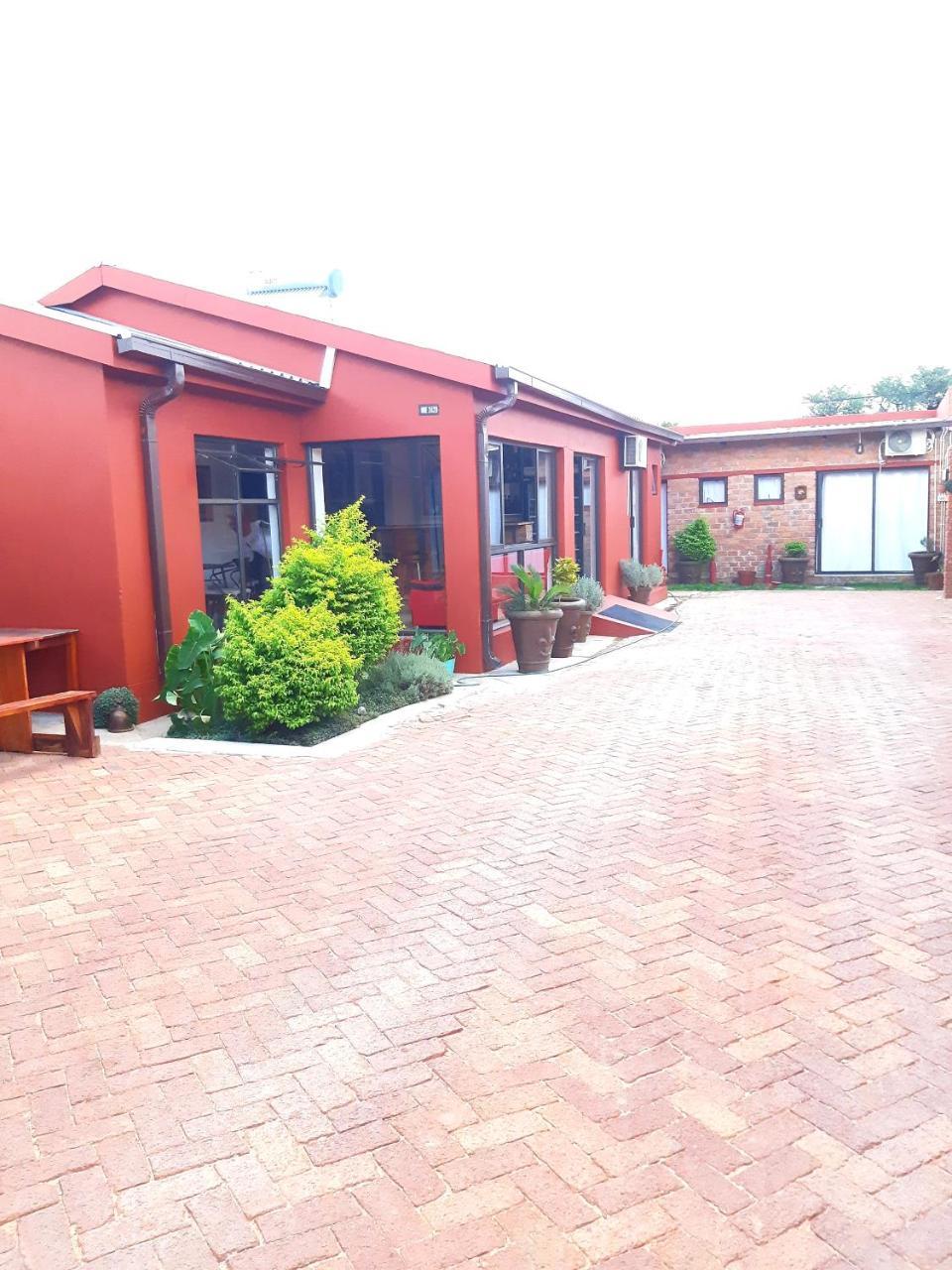 Niilo'S Guesthouse Rundu Exterior photo