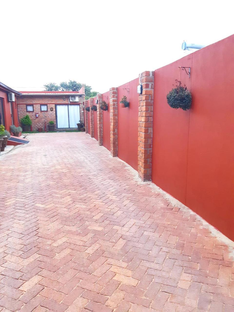 Niilo'S Guesthouse Rundu Exterior photo